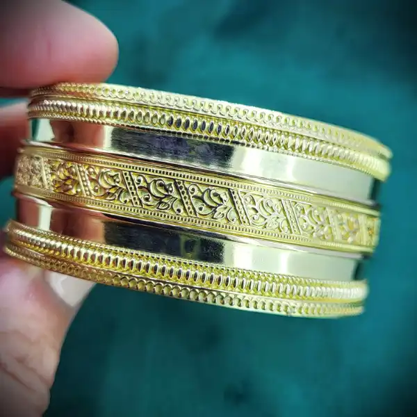 Fabulous 15ct Gold Detailed Bangle