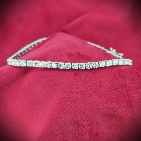 Diamond Tennis Bracelet weighing 5.89ct 