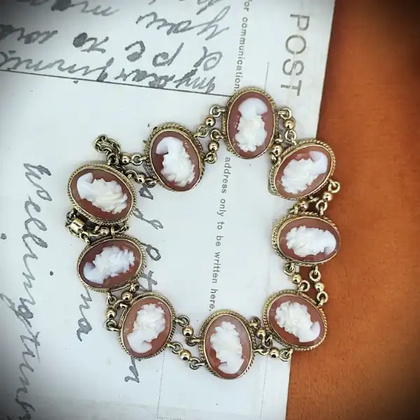 9ct Yellow Gold Cameo Bracelet