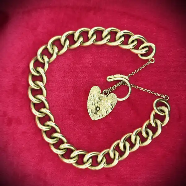 Date 1951! Solid 9ct Gold Charm Bracelet