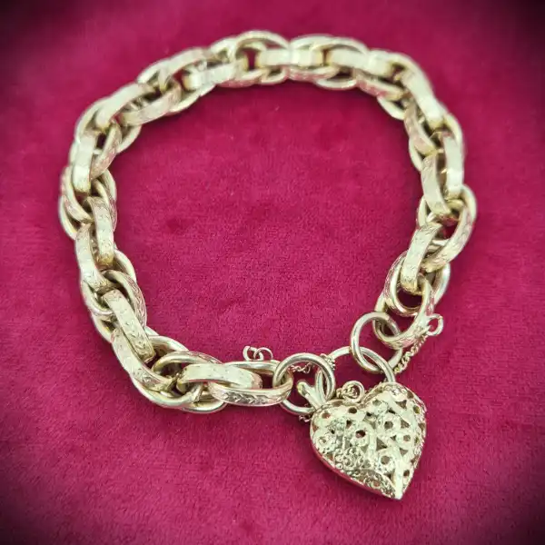 Gorgeous 9ct Yellow Gold Fancy Charm Bracelet