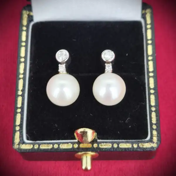 Pearl and Diamond earring in 18ct White Gold