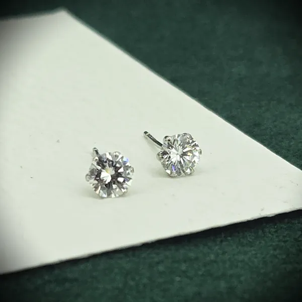 0.92ct Diamond Studs Set in Platinum