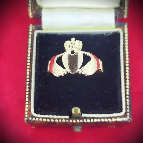 9ct Gold Claddagh Ring - Large